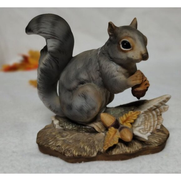 Vintage Homco Masterpiece Porcelain Squirrel Figurine Holding Acorn 1982 - Picture 2 of 9